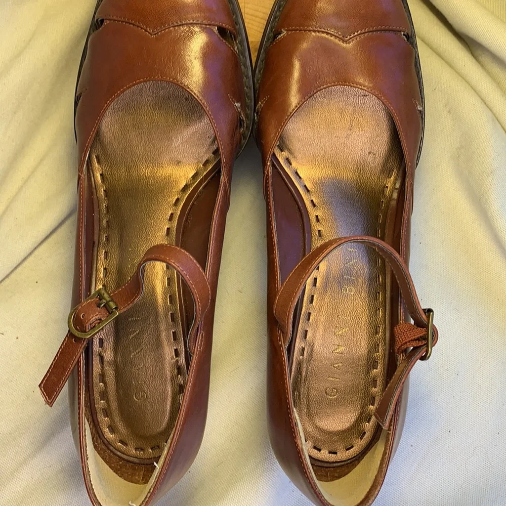 Gianni Bini elegant leather wedge almost NEW